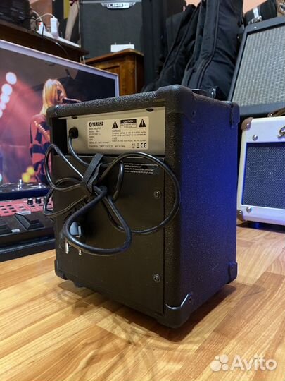 Басовый комбик Yamaha YB15