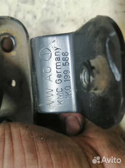 Кронштейн двигателя правый VW Passat (B7) 2011-20