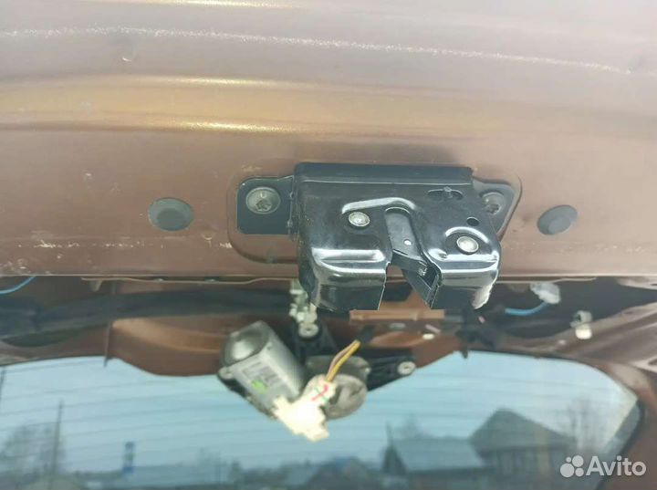 Замок двери багажника Рено Дастер1