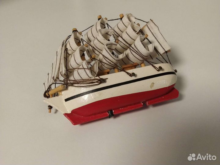 Парусник требующий небольшого ремонта