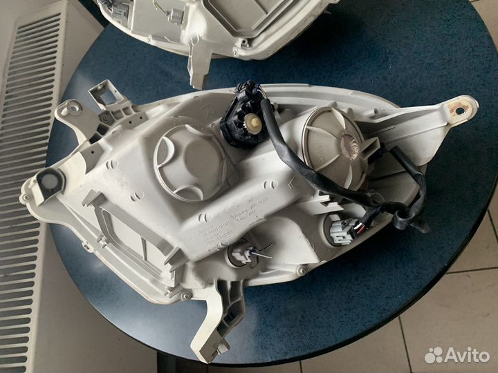 Продам передние фары на Тойота Пассо