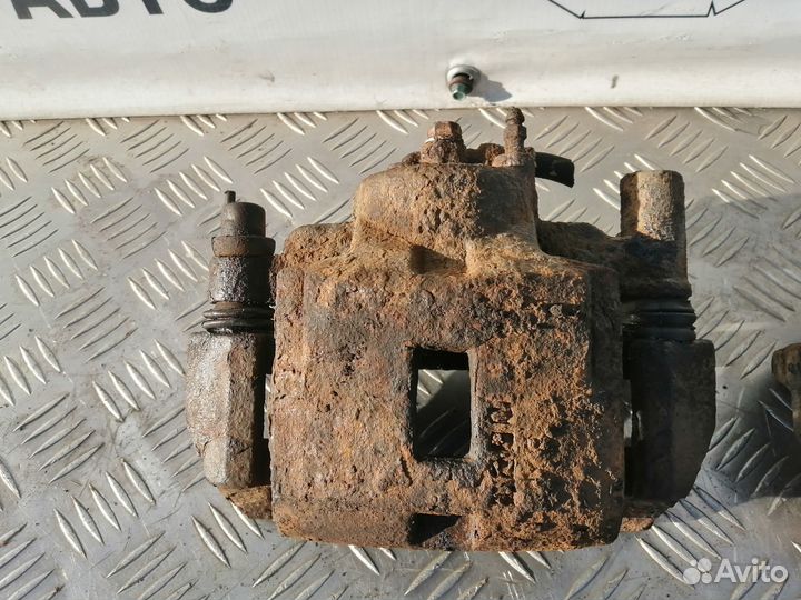 Суппорт тормозной передний Mazda 626 GE 95г