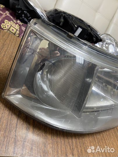 Фара правая Volkswagen Transporter T5 03-09 дорест