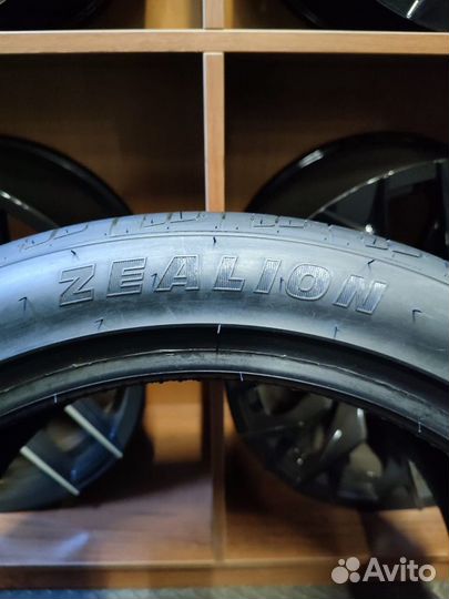 Zmax Zealion 245/40 R18 и 265/35 R18 97W