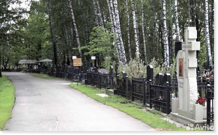 Уборка могил на кладбище