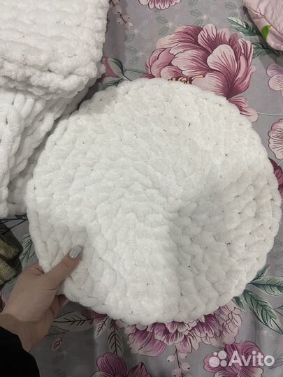 Лежанка для кошек вязаная