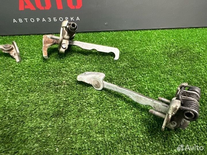 Ограничитель двери Renault Logan K7M 2014