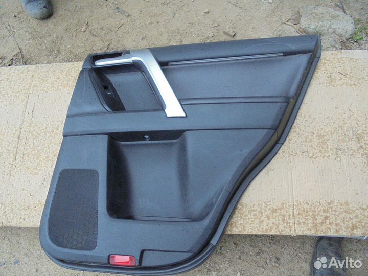 Обивка задней правой двери Toyota Land Cruiser 150