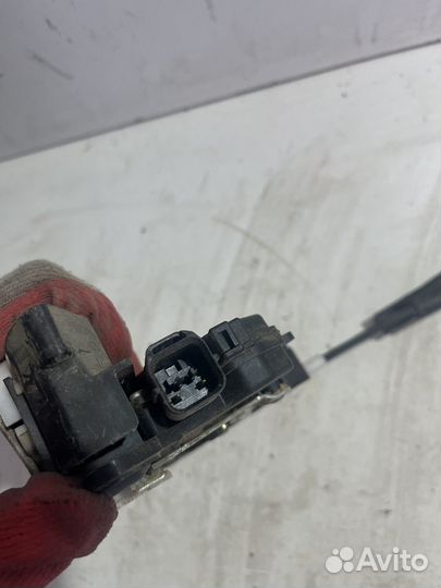 Замок передний правый Митсубиши Кольт