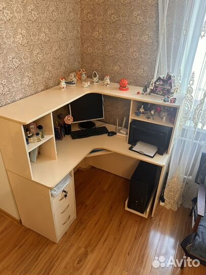 Продаю компьютерный стол в отличном состоянии
