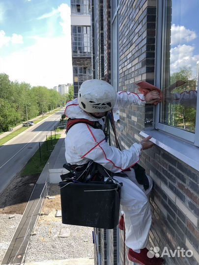 Мойка окон витрин альпинистами