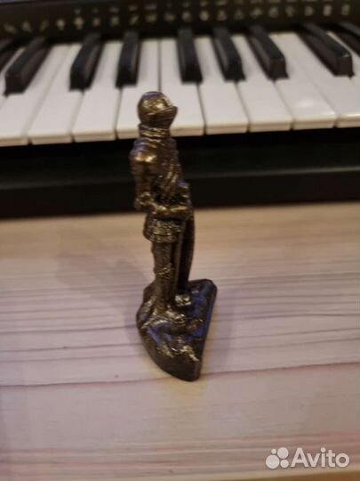 Рыцарь продам статуэтку