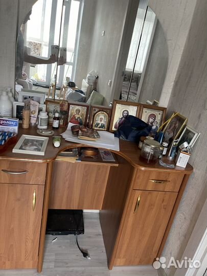 Туалетный столик с зеркалом