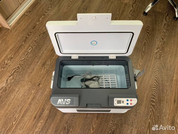 Электрический холодильник Термоконтейнер AVS