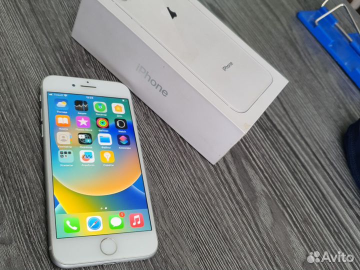 iPhone 8, 64 ГБ