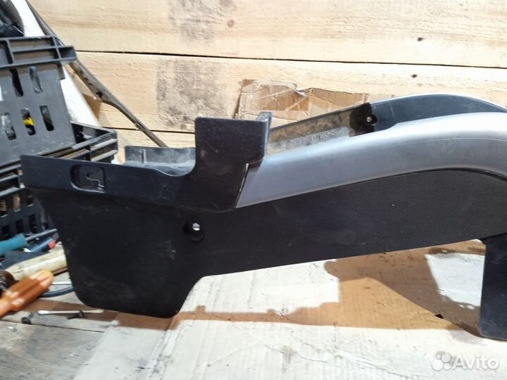 Консоль центральная (подлокотник) Mitsubishi Outla