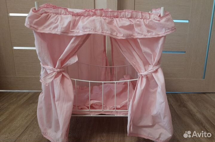 Кроватка для кукол с балдахином