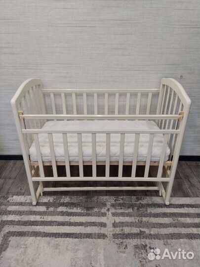 Детская кроватка с маятником