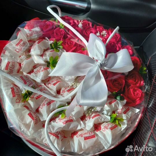 Подарок букет из мыльных роз и конфет раффаэлло