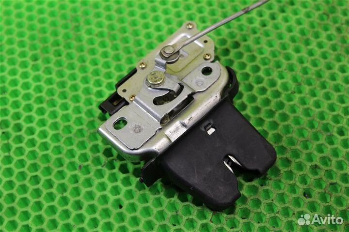 Замок багажника задний Toyota Allion NZT240 1nzfe