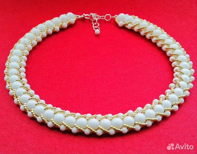 Колье из натурального белого агата и бисера тохо