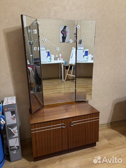 Трюмо с зеркалом