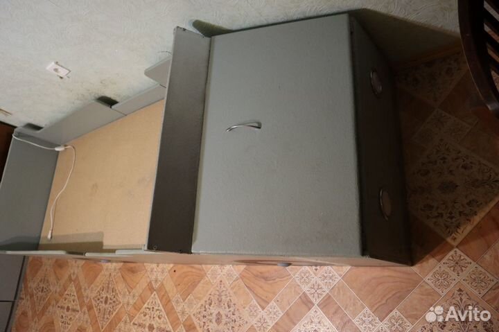 Продам детскую кровать в виде машины