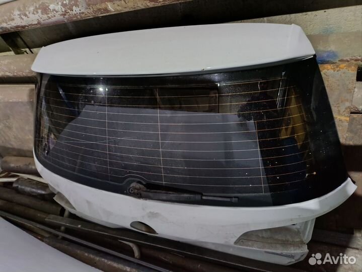 Заднее стекло с крышкой багажника. Гольф 7