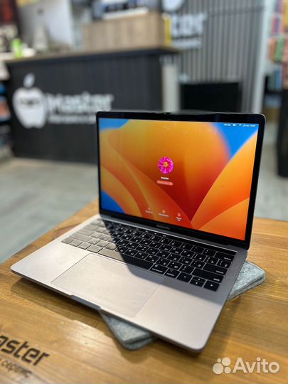Apple MacBook 13-inch 2019 touch bar 8/128