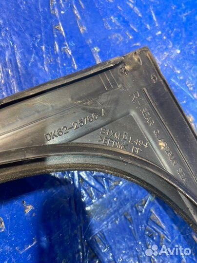 Уплотнитель стекла задний правый Land Rover Range