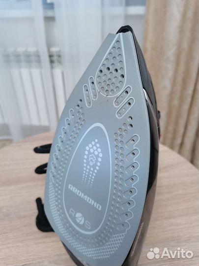 Утюг Redmond RI-C254S