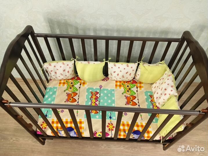 Детская кроватка с колесами, маятником и ящиком