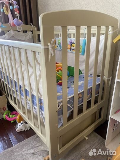 Детская кроватка с маятником и ящиком