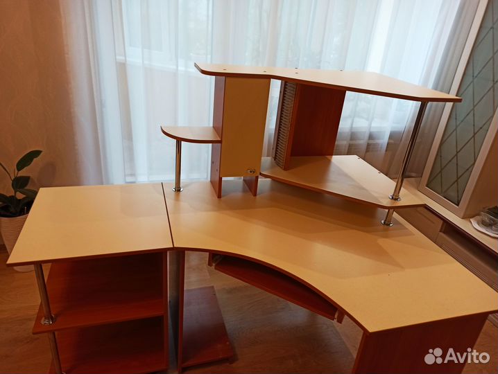 Компьютерный стол и тумбочка