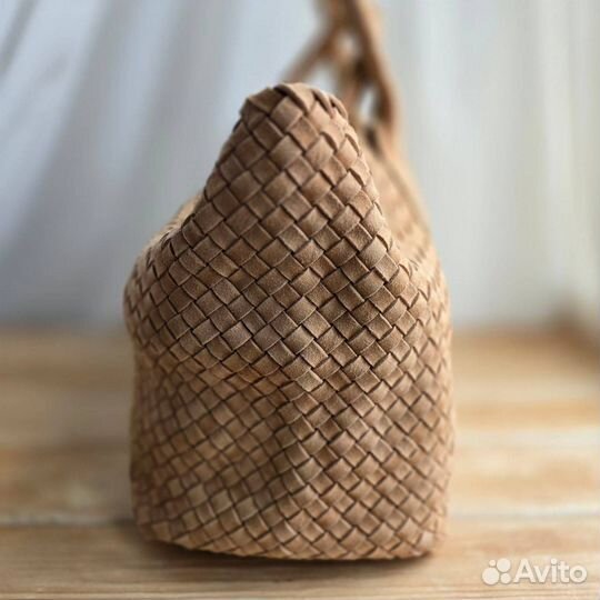 Сумка тоут Bottega Veneta плетёная замша песочная