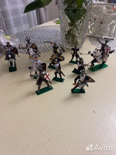Набор пластмассовых солдатиков крестоносцев