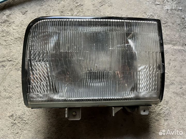 Левая фара Ниссан Атлас