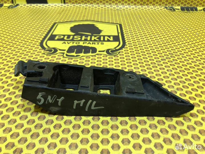 Кронштейн бампера передний правый Volkswagen