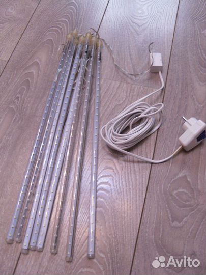 Новогодняя гирлянда и тающие сосульки