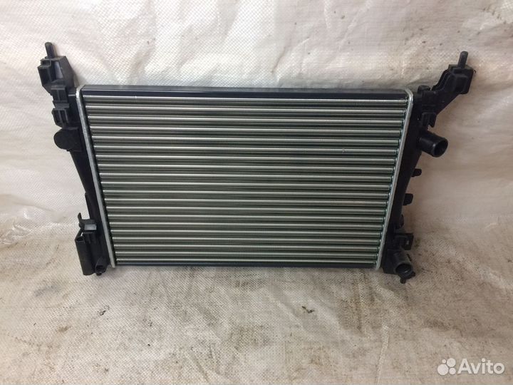 Радиатор основной Опель Корса