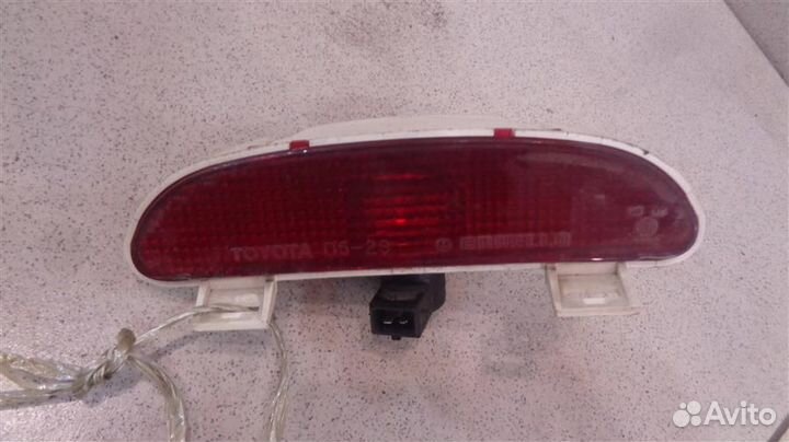 Фонарь дополнительный стоп сигнал Toyota Avensis