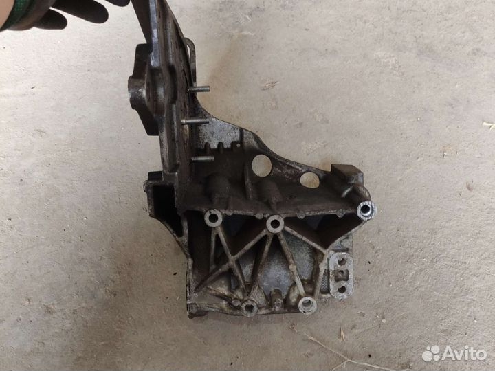 Кронштейн тнвд opel zafira B 1.9cdti 55187918