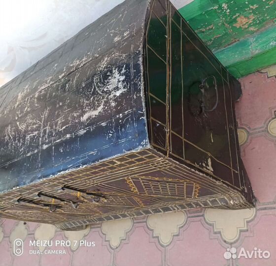 Сундук старинный