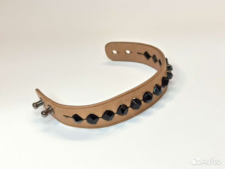 Кожаный браслет с камнями