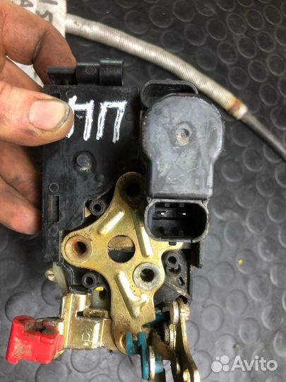 Замок двери передней правой Ssangyong Rexton 1