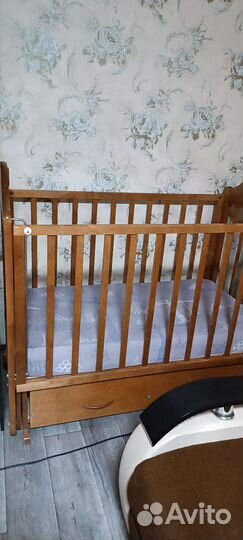 Детская кроватка с маятником и ящиком