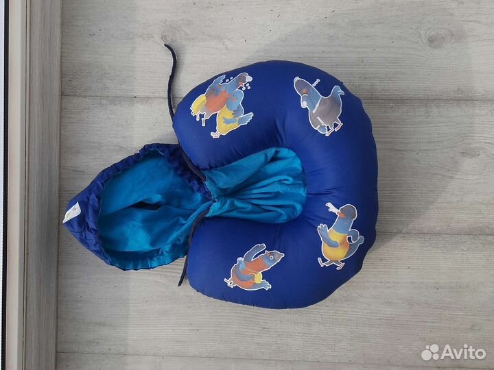 Подушка на шею. С капюшоном и голубями