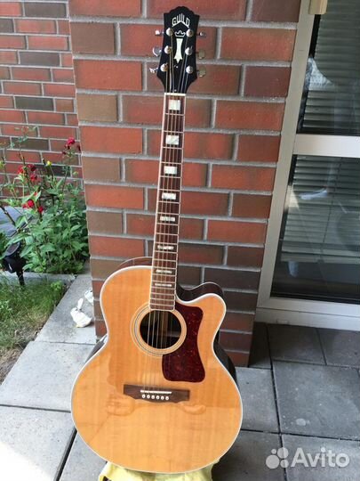 Акустическая гитара 