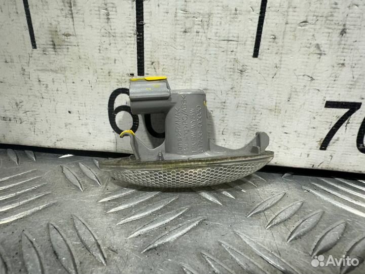 Б/У Повторитель на крыло белый#001