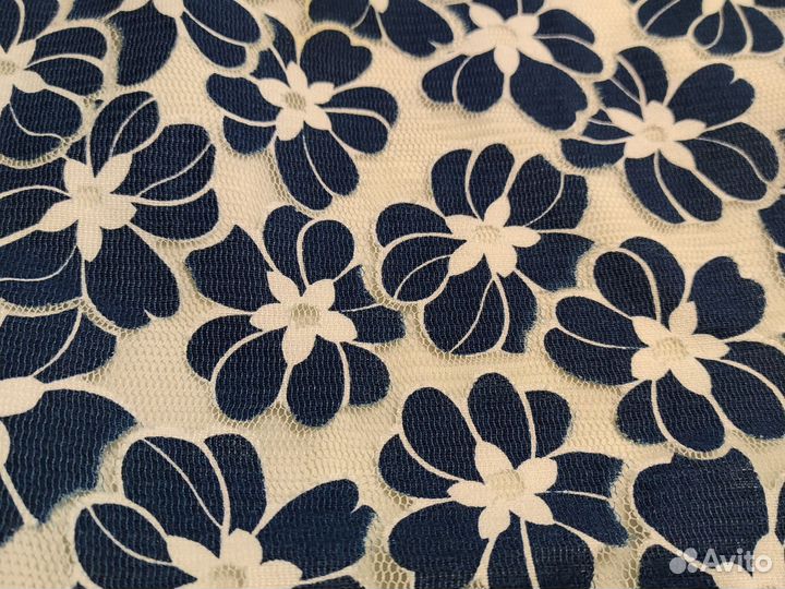 Нежное кружевное платье с цветочками